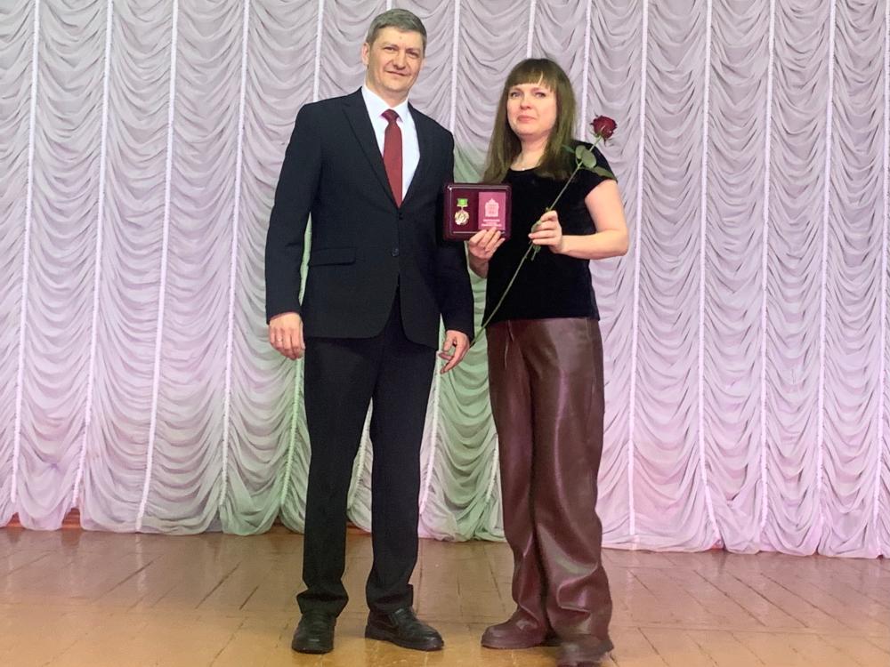 Медицинская сестра неврологического отделения награждена медалью «Материнская доблесть» III степени