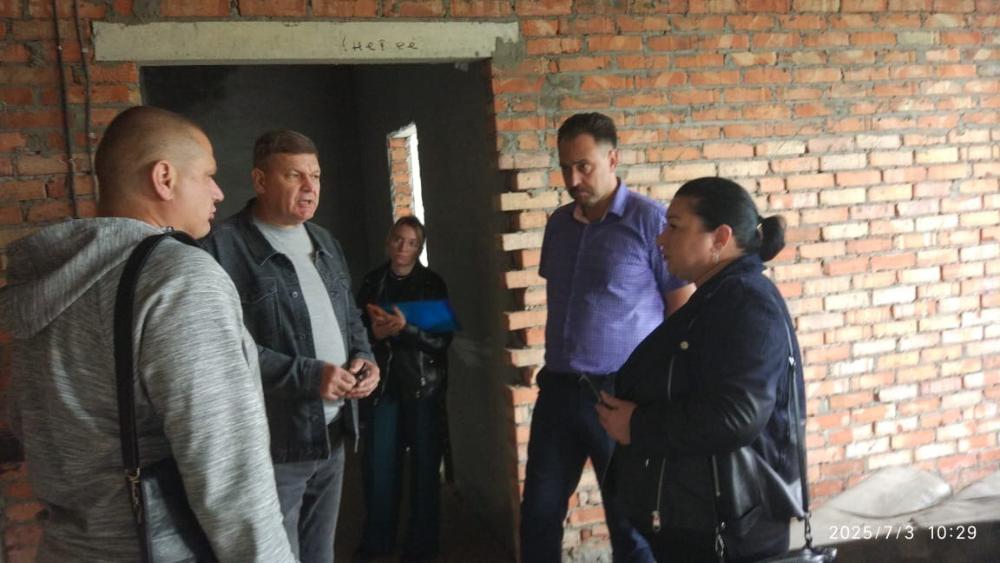 На месте строительства новой поликлиники прошло рабочее совещание