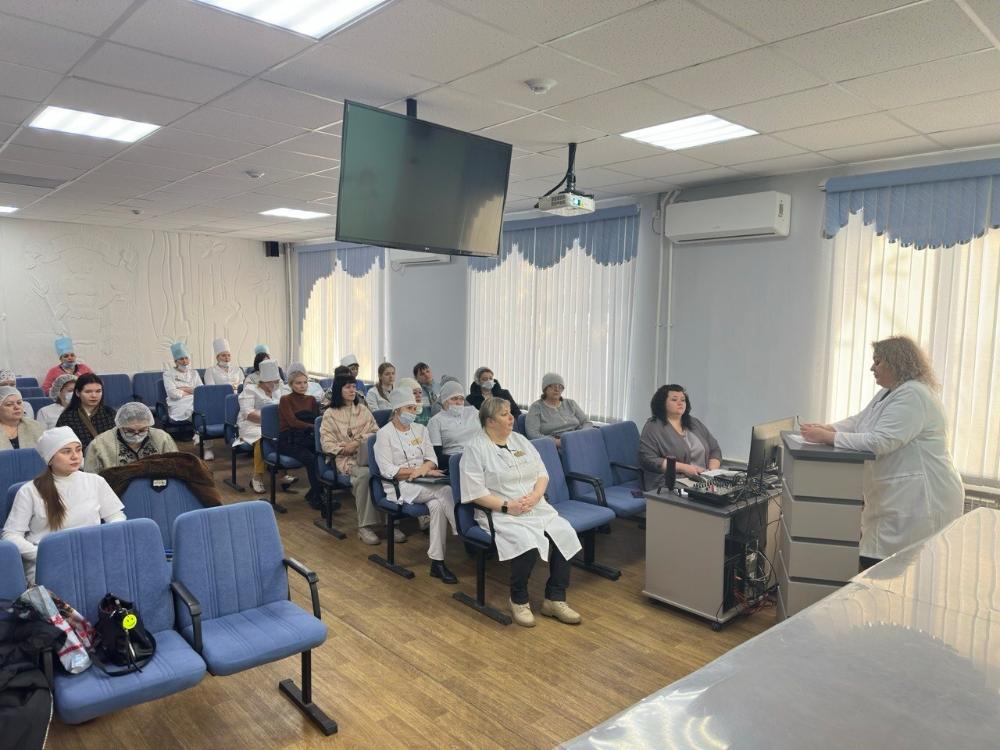 Преподаватели медицинского колледжа провели лекцию для сотрудников больницы