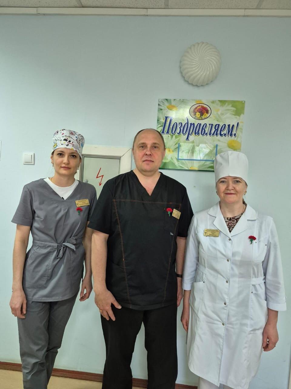 Сотрудники больницы присоединились к акции "Красная гвоздика"
