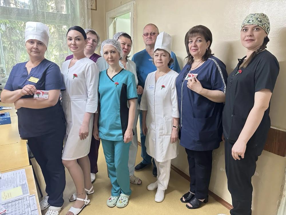 Красная гвоздика — символ памяти и благодарности...