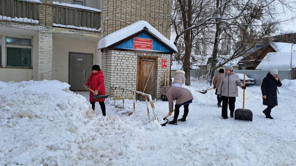 На подведомственных территориях нашей больницы ежедневно проходит уборка снега