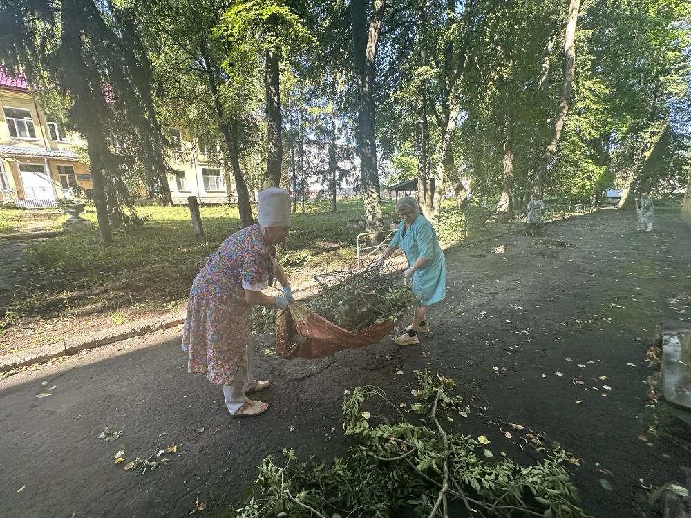 Сотрудники больницы оперативно устраняют последствия вчерашней непогоды