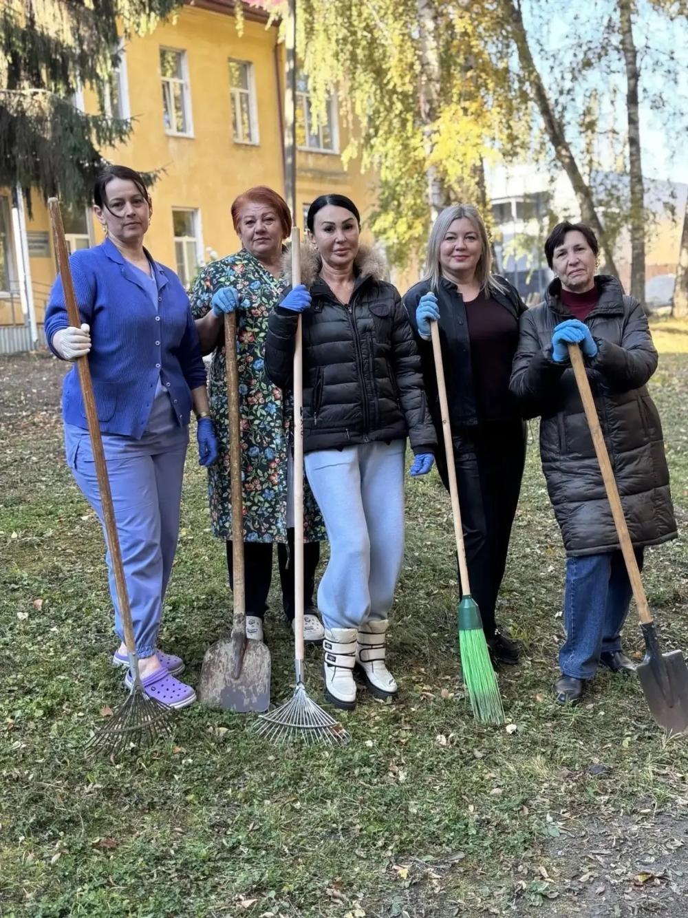 Сотрудники больницы приняли участие в общегородском субботнике