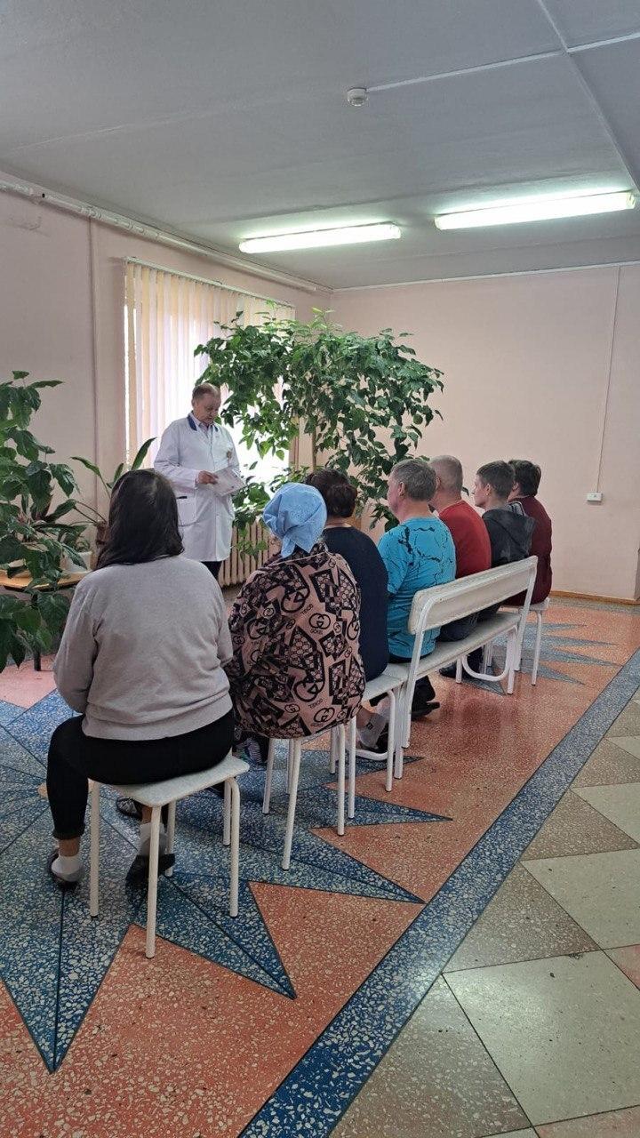 В рамках Недели борьбы со СПИДом и информирования о венерических заболеваниях заведующий кожно-венерологическим отделением - врач-дерматовенеролог Анисимов Олег Александрович провел беседу с пациентами